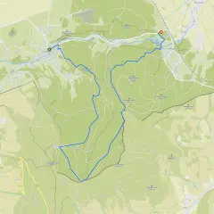 Mapa turystyczna Gór Opawskich z zaznaczoną trasą pieszą. Widoczne szczyty: Biskupia Kupa (889 m), Velká Stříbrná (786 m).