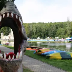 Smok ziejący ogniem wita w magicznych miejscach opolskich, gdzie czeka jezioro, kolorowe kajaki i wodne atrakcje.
