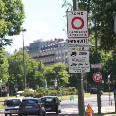 Panneau de zone à circulation restreinte à Paris, signalant une interdiction pour certains véhicules, notamment les anciens diesels.