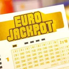 Kupon Eurojackpot z numerami. Pamiętaj, dlaczego po wygranej w eurojackpot nie wolno od razu rzucać pracy – lepiej poczekać na wypłatę i poradę finansową.