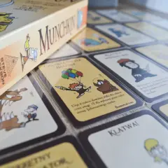 Karty do gry Munchkin, z zabawnymi ilustracjami i polskimi zasadami.