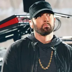 Eminem w czapce i z grubym złotym łańcuchem na szyi.