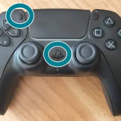 Schwarzer PS5 Controller mit hervorgehobenen Tasten für Bluetooth-Kopplung und Power.