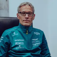 Mike Krack, con su chaqueta del equipo Aston Martin, reflexiona sobre la próxima carrera.