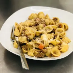 Orecchiette mit original sizilianischer Bolognese, bestreut mit Parmesan. Ein köstliches Gericht, das nach Italien schmeckt.