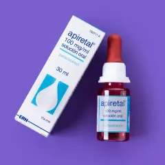 Caja y frasco de Apiretal, solución oral de paracetamol. Se puede dar Apiretal para dolor de barriga.