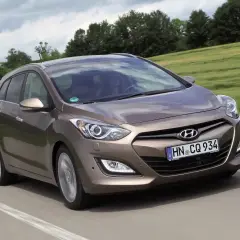 Brązowy Hyundai i30 1.4 benzyna na drodze. Wiele osób szuka o nim opinii, bo to popularny model.