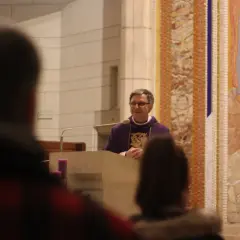 Ks. Jan Rzeźnik, egzorcysta, przemawia przy ambonie w kościele.