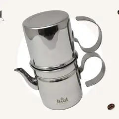 Moka in acciaio lucido, pronta per preparare un caffè aromatico. Scopri come funziona la moka per un espresso perfetto.
