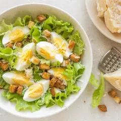 En härlig caesarsallad med krutonger och ägg. Perfekt för ett snabbt caesarsallad recept.