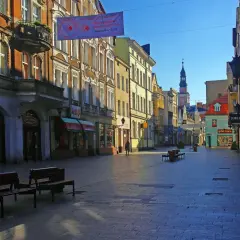 Spacer po urokliwym rynku w Lesznie, idealne miejsce na weekendowe atrakcje. Słoneczna pogoda sprzyja zwiedzaniu.