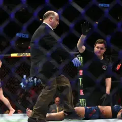 Domaren stoppar matchen. Jessica Eye ligger på mattan medan motståndaren firar.