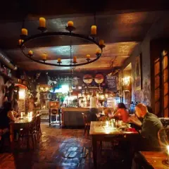 Gdzie na drinka w Krakowie? Odkryj najlepsze miejsca na wieczór