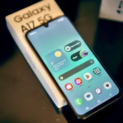 Na ekranie telefonu Galaxy A17 5G widać ikonę mikrofonu, która wskazuje, gdzie jest mikrofon w telefonie.