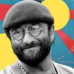 Ritratto di Lucio Dalla con cappello e occhiali, su sfondo colorato con stelle filanti. Testi lucio dalla cosa sarà.