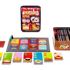 Gra karciana Sushi Go Party! z kolorowymi kartami i planszą. Pudełko z grą i pojemnik pełen kart.