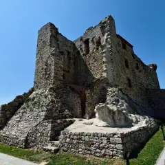 Rovine di un castello in pietra a Suvereto, dove si trova questo luogo storico.