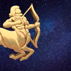 Złoty centaur z łukiem i strzałą na tle gwieździstego nieba. Idealny symbol dla horoskopu tygodniowego Strzelec.