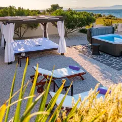 Relaks przy basenie i jacuzzi na chorwackim wybrzeżu.