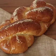 Jak upiec puszystą chałkę bezglutenową? Sprawdzony przepis!