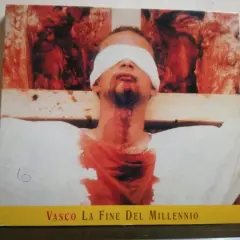 Copertina di "Vasco La Fine Del Millennio" con un uomo bendato e sanguinante, immagine disturbante che evoca la fine di un'era.