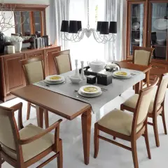 Elegancka jadalnia z drewnianymi meblami i dużym lustrem nad komodą. Inspiracje na stylowe wnętrze.