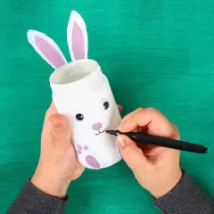Un coniglietto pasquale prende vita! Un lavoretto pasqua scuola primaria per creare un simpatico portapenne con un barattolo, orecchie e zampe glitterate.