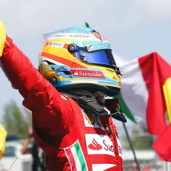 Fernando Alonso, piloto de Ferrari, celebra con la bandera española.