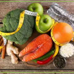 Zdrowe produkty i miarka – klucz do tego, jak przyspieszyć metabolizm. Łosoś, brokuły, jabłka, grejpfrut, imbir, chili, cynamon, zielona herbata i woda.