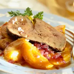 Tosta de foie a la plancha con melocotón caramelizado y cebolla roja. Un plato elegante, perfecto para una cena especial.