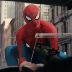 Spider-Man, dans son costume rouge et bleu, se prépare à l'action dans ce nouveau marvel. Il est accroupi, prêt à bondir, au milieu d'une rue de New York.