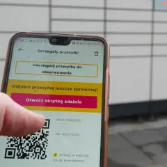 Oszustwo na InPost? Uważaj na fałszywe SMS-y z linkami do odbioru paczki. Na ekranie telefonu kod QR i opcja otwarcia skrytki.