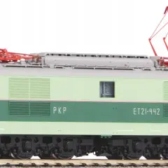 Zielona lokomotywa na prąd PKP ET21-442 z czerwonymi pantografami na dachu, stojąca na torach.