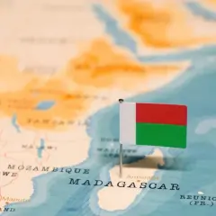 Flaga Madagaskaru na mapie, symbolizująca podróż lub przygotowania do wyjazdu, np. związane z madagaskar szczepienia.