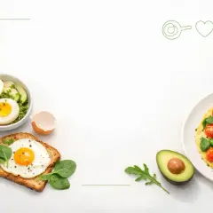 Pyszne śniadanie z jajek: jajko sadzone na grzance, omlet z pomidorkami i rukolą, jajka na twardo z awokado.