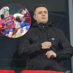Michał Świerczewski, właściciel klubu, obserwuje zmagania piłkarzy. Jego majątek pozwala na wspieranie sportu.