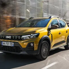 Dacia Sandero Stepway gialla in movimento, l'auto a gpl più affidabile per le tue avventure urbane.