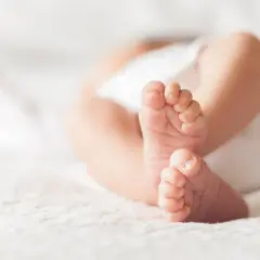 Delikatne stópki noworodka. Zastanawiasz się, ile kosztuje akt urodzenia dziecka?
