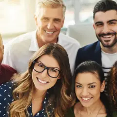Un gruppo di persone sorridenti, con volti **particolari** e **positivi**. Un team **preparato** e **pimpante**.