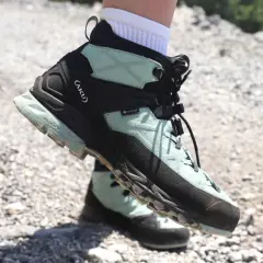 Miętowe buty trekkingowe AKU z membraną Gore-Tex, idealne na górskie szlaki.