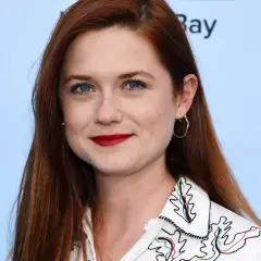 Bonnie Wright, znana z roli Ginny Weasley, prezentuje się promiennie. Jej wiek dodaje jej uroku.
