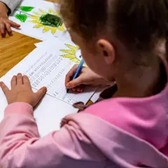 Jak zostać wolontariuszem w domu dziecka – krok po kroku do pomocy dzieciom