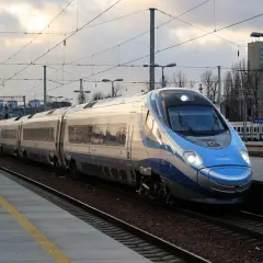 Pendolino, pociąg PKP Intercity, zbliża się do peronu. Jego oznaczenie to 2 370 105-1.
