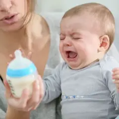 Niespokojny maluch? Przekarmienie niemowlaka MM objawy i ulga