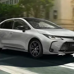 Srebrna Toyota Corolla Hybrid GR Sport 2022 w ruchu miejskim. Sprawdź atrakcyjną toyota corolla hybrid 2022 cena.