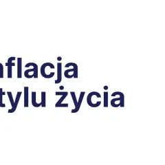 Kobieta siedzi na stosie monet, symbolizując inflację stylu życia. Obok stosy zielonych banknotów.