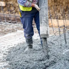 Betoniarka wylewa beton na zbrojenie.
