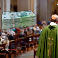 Ksiądz w zielonej szacie podczas mszy, obok krzyża stos banknotów. Ile kosztuje msza w intencji zmarłego?