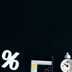 Na czarnym tle leżą lupa, znak procentu, smartfon z wykresem, budzik i kalkulator. Czas na zmiany, kiedy wiron zastąpi wibor.