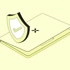 Ein Laptop mit einem Schild und einem Häkchen, das Schutz vor Internet-Betrug symbolisiert.